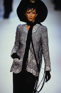 1775754625_chanel-hc-fw-1992(4).thumb.jpg.da0e4e1e72a6bed35d1b3335955235c0.jpg