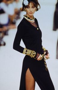 1815591792_chanel-fw-1991(22).thumb.jpg.486ea7094e2dbe78ed9f2fd372ee14b5.jpg