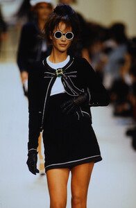 1836012602_chanel-ss-1994(7).thumb.jpg.74c4c1356c0474f3b5530aed53185e2a.jpg