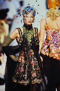 193374880_chanel-hc-fw-1992(17).thumb.jpg.c3e695db2e26448a54d428ef0a863cfb.jpg