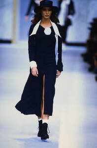 2008550911_chanel-ss-1993(9).thumb.jpg.7b8bf30f3d3b1c780e1ce6942d1abd56.jpg