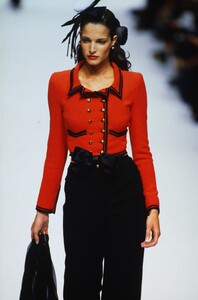 2032047360_chanel-hc-fw-1994(31).thumb.jpg.294f58db4d1e9cece745450665d4f063.jpg