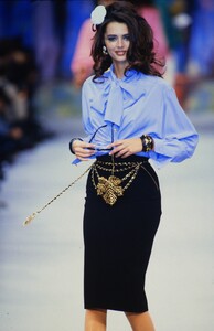 2045349991_chanel-ss-1992(1).thumb.jpg.46b13a30146350444fdc836fe352bfb3.jpg