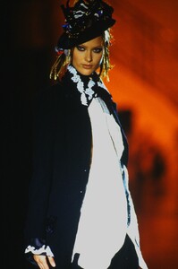 2064541019_versace-hc-fw-1993(1).thumb.jpg.2ea239f27b5f172a6e955ab58a40abf8.jpg