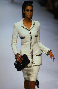 2071747015_chanel-hc-fw-1995(1).thumb.jpg.1c4283bbc617191d8da6c9b56f97415e.jpg