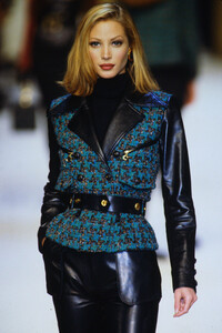 2083804525_chanel-fw-1992(1).thumb.jpg.c05f0805707094839ae2ff3ed23ec6aa.jpg