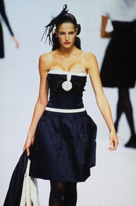 2095903230_chanel-hc-fw-1994(33).thumb.jpg.53c7679be42f075c99c3f7064f729e66.jpg