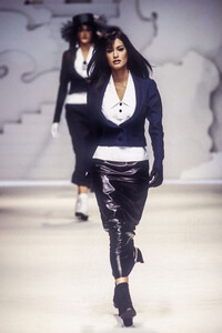 209638945_KarlLagerfeld1993WomenRTW30.thumb.jpg.8c244a27ddd8146a1e9b65e040bdd8cf.jpg