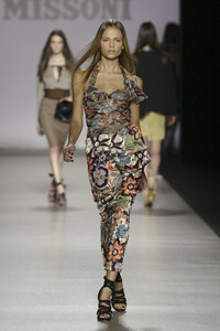 2108961923_Missoni2005WomenRTW10.thumb.jpg.38d39a82e782c0a1f7ef157d022143fd.jpg