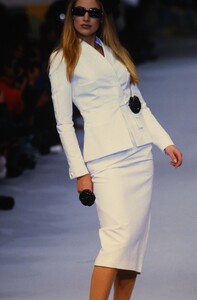 2112127024_elaine-chanel-ss-1992(2).thumb.jpg.b8cec6f4a19792961df6525917fbc51b.jpg