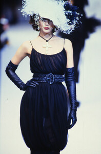 2122102208_chanel-hc-ss-1992(15).thumb.jpg.1cb3642efd2f5baf30d3e00498662133.jpg