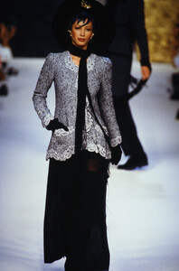 218033012_chanel-hc-fw-1992(2).thumb.jpg.348441dbdaaf28457e390dc0111e5e2e.jpg