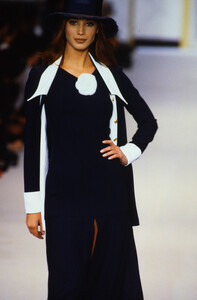 231338523_chanel-ss-1993(10).thumb.jpg.bf91b18d312c903327bc41274c26ee56.jpg