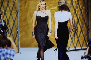 247418855_chanel-hc-fw-1993(2).thumb.jpg.a4049db4171234770c67905dfa55d236.jpg