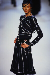 2723055_chanel-hc-fw-1992(10).thumb.jpg.dd4f6dcfbb302285c3a1105ada62088a.jpg