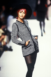 368339987_Chanel1992HauteCouture130.thumb.jpg.287a5fef4044f7d4f59f5ae9b5a7b95c.jpg