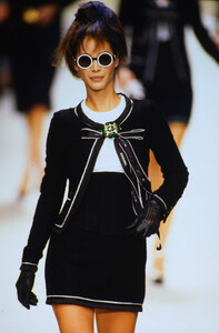 370301515_chanel-ss-1994(8).thumb.jpg.927aae4e01a19e35656e126a7a3f808b.jpg