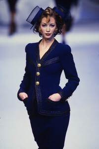 396545250_chanel-hc-ss-1992(8).thumb.jpg.80341bafed266e877d39ed2add6725fb.jpg