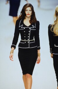 424317694_chanel-hc-ss-1995(20).thumb.jpg.d2572c99e31a1a08e83346bb14b51db7.jpg