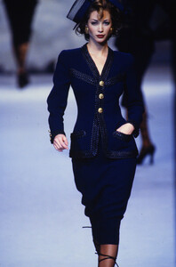 540858196_chanel-hc-ss-1992(7).thumb.jpg.4066de9abda5af3f4c33650c7f6eeb86.jpg