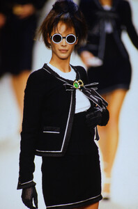 599589763_chanel-ss-1994(5).thumb.jpg.5b074acad7511903401e2dbd7e9c59d9.jpg