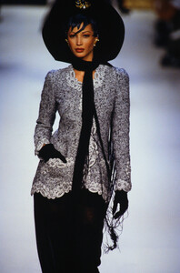 669511109_chanel-hc-fw-1992(5).thumb.jpg.e16ac8c1c5a9821523d51938da34f9e2.jpg