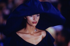 682158628_donna-karan-ss-1993(4).thumb.jpg.18f73f1e686c0a2d5f5ba63bc905038e.jpg