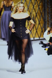 686603224_chanel-hc-fw-1993(4).thumb.jpg.c82146b1698f1bce8f4a7d3d30d76eb6.jpg