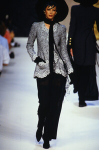 737933485_chanel-hc-fw-1992(3).thumb.jpg.f3b288bdf70315331b6fa7a6801b1583.jpg