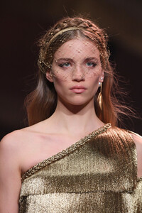 798378067_DiorRunwayParisFashionWeekHauteCoutureOGN8Lgunvrjx.thumb.jpg.99fa71164d8843bc57eb27e8aa2b0d59.jpg