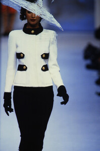 847752652_chanel-hc-ss-1992(13).thumb.jpg.b60b758d61e0af09b880403cbc64421b.jpg