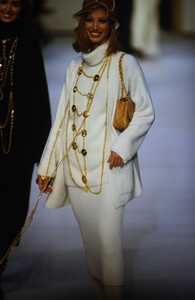 856201042_chanel-fw-1992(7).thumb.jpg.cdddde63e0cbaf37767af8efb1990cf1.jpg