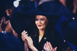 862656571_donna-karan-ss-1993(2).thumb.jpg.8cb588a22ebd028361da59b795bd285c.jpg