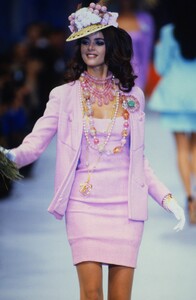 88882844_chanel-ss-1992(6).thumb.jpg.2aa3625bf42b8d981413d0930b2b94f7.jpg