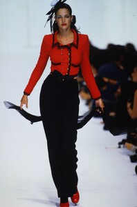 96898288_chanel-hc-fw-1994(30).thumb.jpg.907b14479f0e2c6ee630079ff65acc79.jpg