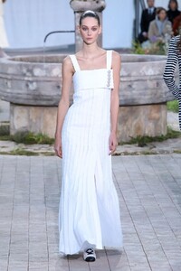 Chanel-Haute-Couture-SS20-Paris-2293-1579602237.thumb.jpg.cb9672e5a1627e9e012408a2e53a8812.jpg