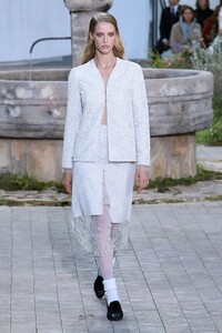 Chanel-Haute-Couture-SS20-Paris-2348-1579602285.thumb.jpg.d141a4125307694a7bfb4f386cfebd38.jpg