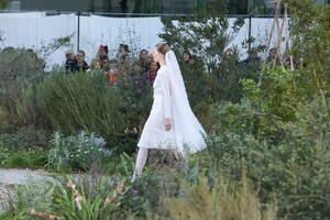 Chanel-Haute-Couture-SS20-Paris-2701-1579602723.thumb.jpg.6b1044ebe35f76744edd8e5e506e88dd.jpg