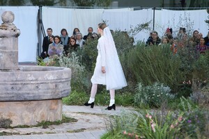 Chanel-Haute-Couture-SS20-Paris-2704-1579602725.thumb.jpg.64d7f5ef769887c5c83fa6f440259f78.jpg