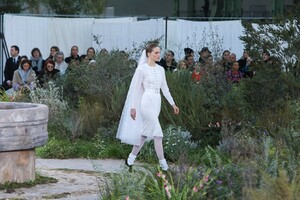 Chanel-Haute-Couture-SS20-Paris-2741-1579602814.thumb.jpg.657759c4050cdfa16e7adf95b91b2c46.jpg