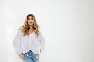 Doutzen-Kroes-x-Only-ss2020-7-1536x1024.thumb.jpg.72137de63772a498c684e1854e88d822.jpg