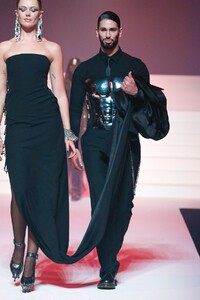 Jean-Paul-Gaultier-Haute-Couture-SS20-Paris-5073-1579730037.thumb.jpg.97932a2a824320ce1fe311eca6ab363d.jpg