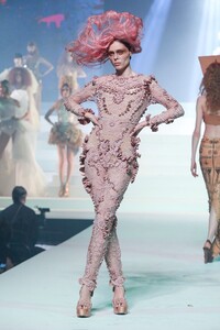 Jean-Paul-Gaultier-Haute-Couture-SS20-Paris-5982-1579731546.thumb.jpg.50d1896b63135cf1eb12c43bcc37993e.jpg