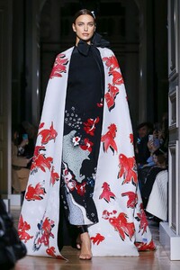 Valentino-Haute-Couture-SS20-Paris-1690-1579718166.thumb.jpg.37efbe9b56b27d6c0882f195cb7cb9f3.jpg