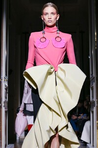 Valentino-Haute-Couture-SS20-Paris-1836-1579718295.thumb.jpg.74f5527f95f0da3b35bbe3b068d4e0f7.jpg