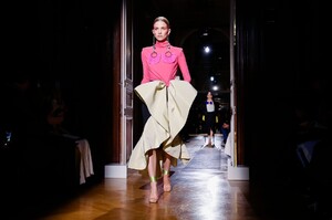 Valentino-Haute-Couture-SS20-Paris-24072-1579718248.thumb.jpg.2feca50732ade1d39708018183244cdd.jpg