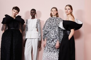 backstage-defile-givenchy-printemps-ete-2020-paris-coulisses-69.thumb.jpg.3d3394d6c7934cc8a4b11adc6868e157.jpg