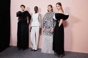 backstage-defile-givenchy-printemps-ete-2020-paris-coulisses-70.thumb.jpg.6f0be3a34c42c2d99d71d124e568f14c.jpg