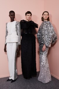 backstage-defile-givenchy-printemps-ete-2020-paris-coulisses-72.thumb.jpg.f01b2aac9a687b6d200f59b4fc284059.jpg