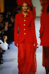 chanel-fw-1992.thumb.jpg.fcdad3f0cf2eee4a02c1fb22a0e30e2e.jpg